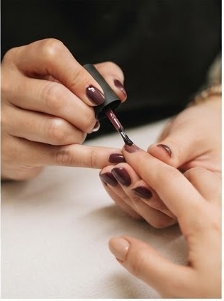 Ilustração de cuidados de manicure. Imagem gerada para o site, sem identificar um salão parceiro.